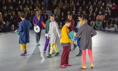 HOMME PLISSÉ ISSEY MIYAKE 2020秋冬巴黎时装秀，黄宗泽、王大陆玩乐“褶学百老汇”