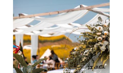 江小白把酒馆开到了山野林间，为年轻人造了个“世外桃源”